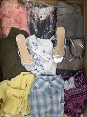 The photo shows a package with clothing in the category BSN.