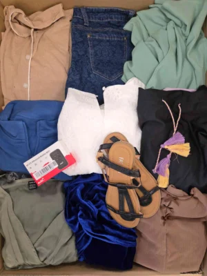 The photo shows a package with clothing in the category BSN.