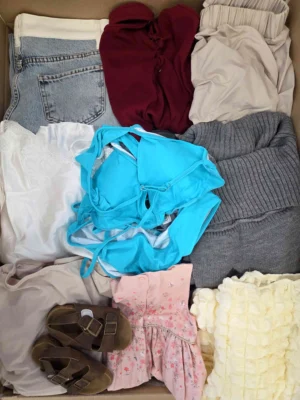 The photo shows a package with clothing in the category BSN.