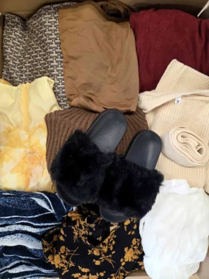 The photo shows a package with clothing in the category BSN.