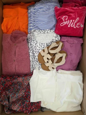 The photo shows a package with clothing in the category BSN.