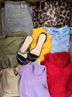 The photo shows a package with clothing in the category BSN.