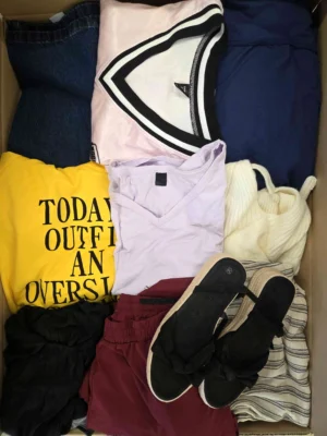 The photo shows a package with clothing in the category BSN.