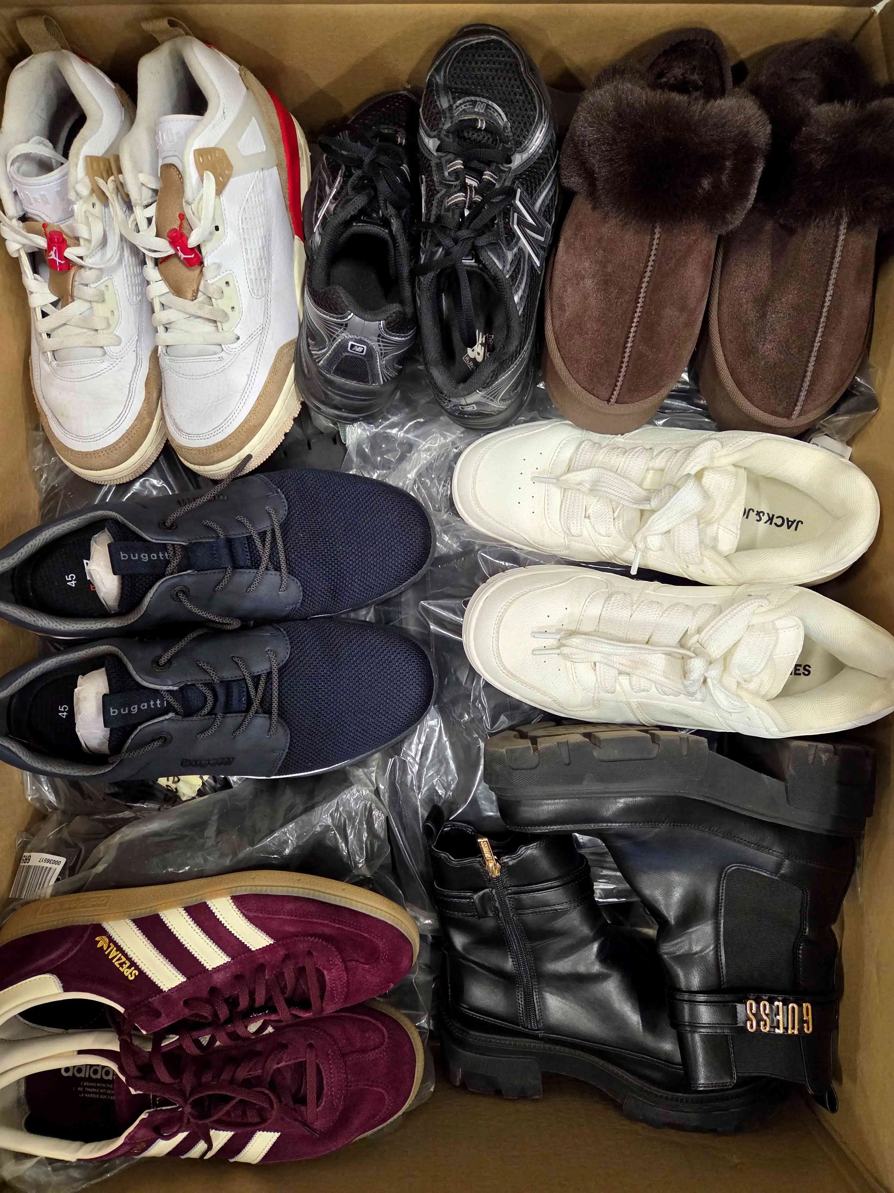 CSU1231 3 The photo shows a package with footwear in the category CSU.