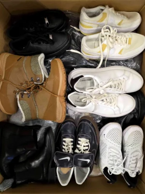 The photo shows a package with footwear in the category CSU.