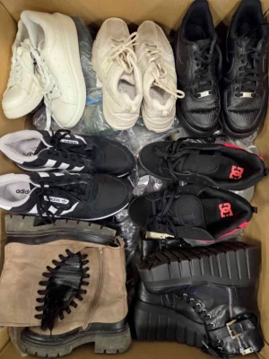 The photo shows a package with footwear in the category CSU.