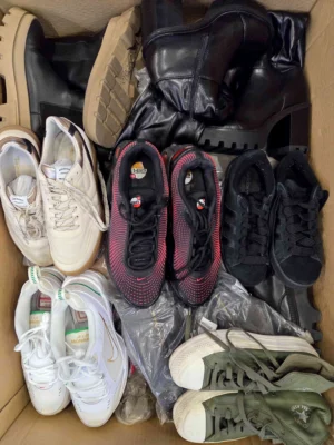 The photo shows a package with footwear in the category CSU.