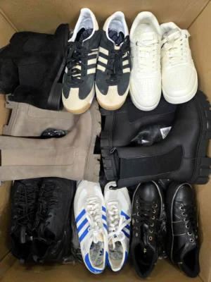 The photo shows a package with footwear in the category CSU.