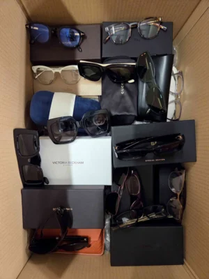 The photo shows a package with clothing in the category B.