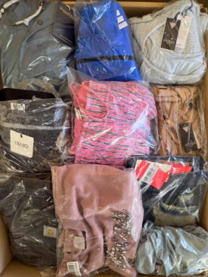 The photo shows a package with clothing in the category B.