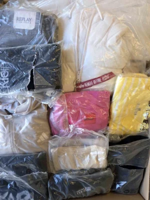 The photo shows a package with clothing in the category D.