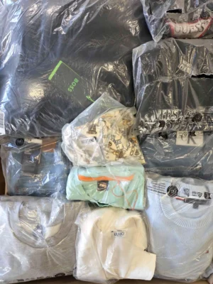 The photo shows a package with clothing in the category D.