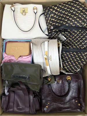 The picture shows a package with accessories in the category HB.