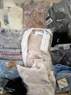 The photo shows a package with clothing in the category D.