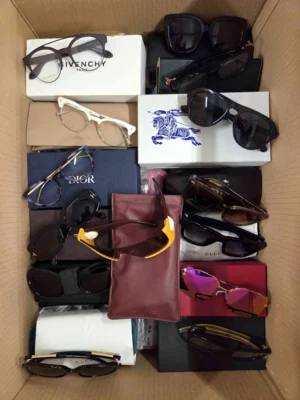 The photo shows a package with clothing in the category B.