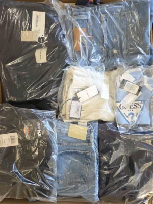 The photo shows a package with clothing in the category B.