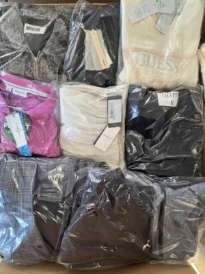 The photo shows a package with clothing in the category B.