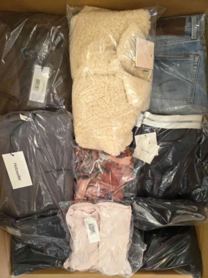 The photo shows a package with clothing in the category B.