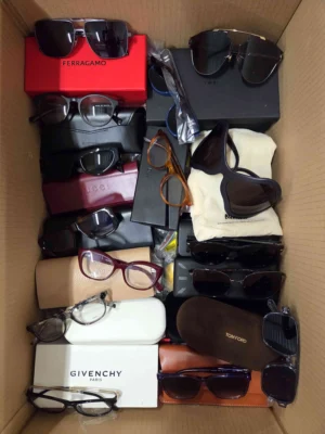 The photo shows a package with clothing in the category B.