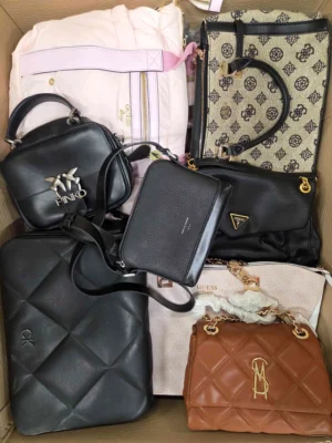 The picture shows a package with accessories in the category HB.