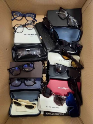 The photo shows a package with clothing in the category B.