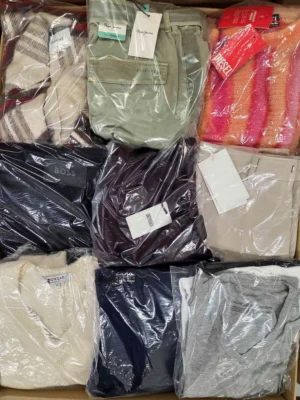 The photo shows a package with clothing in the category B.