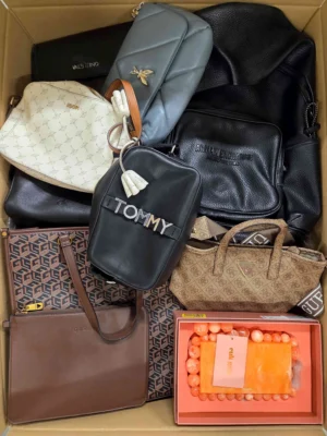 The picture shows a package with accessories in the category HC.