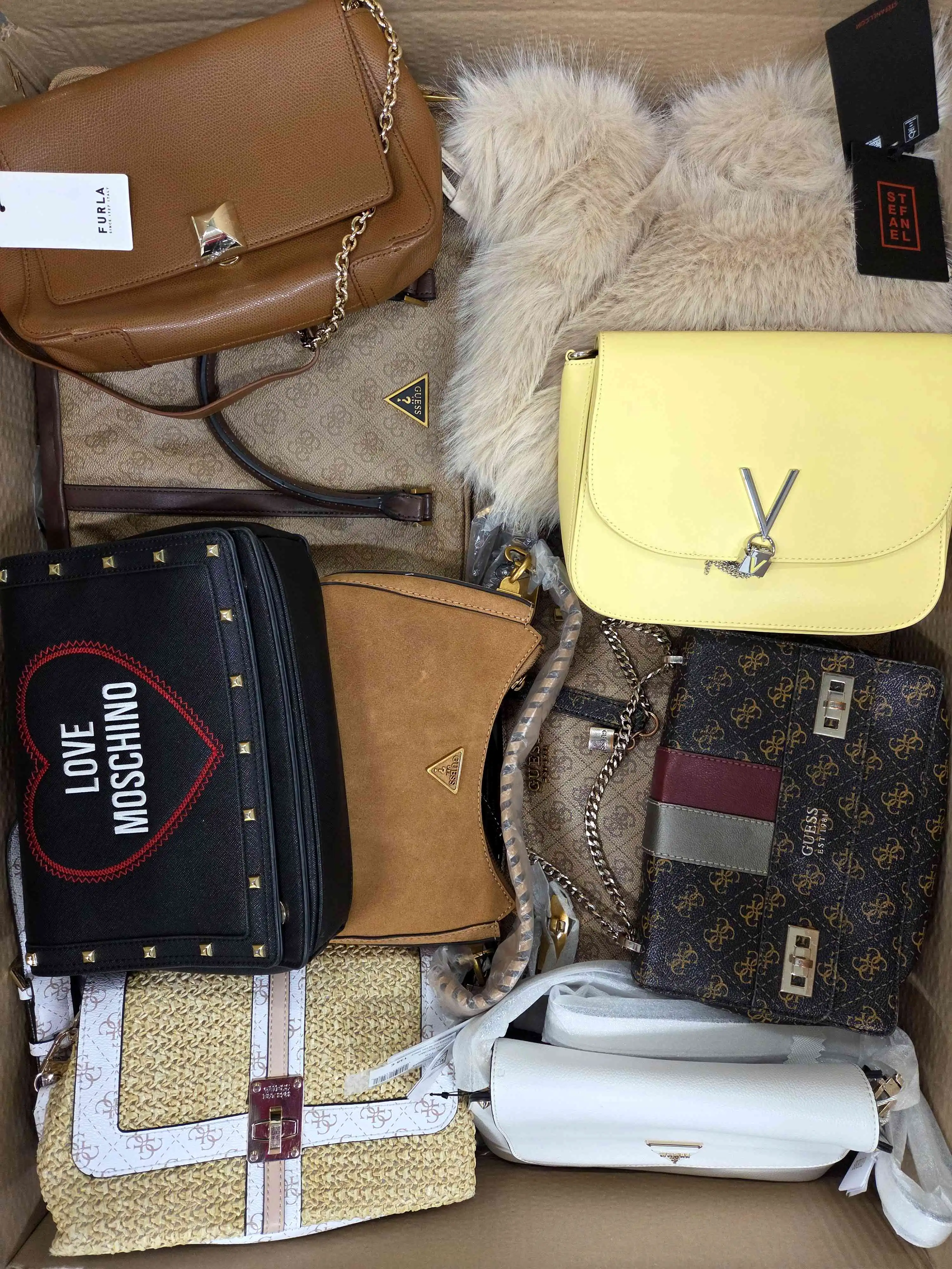 HB143 3 The picture shows a package with accessories in the category HB.