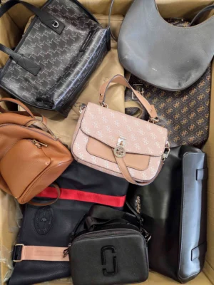 The picture shows a package with accessories in the category HC.