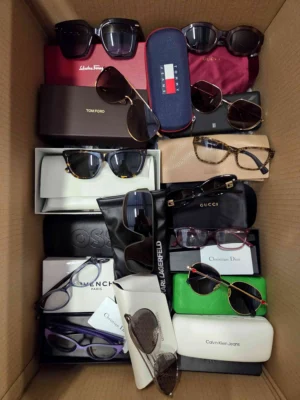 The photo shows a package with clothing in the category B.