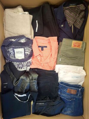 The photo shows a package with clothing in the category U.