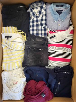 The photo shows a package with clothing in the category U.