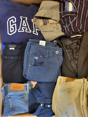 The photo shows a package with clothing in the category U.