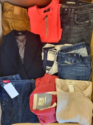 The photo shows a package with clothing in the category U.