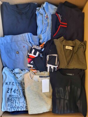The photo shows a package with clothing in the category U.