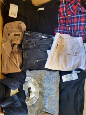 The photo shows a package with clothing in the category U.