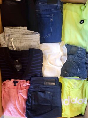 The photo shows a package with clothing in the category U.