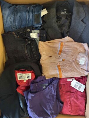 The photo shows a package with clothing in the category U.