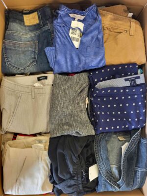 The photo shows a package with clothing in the category U.