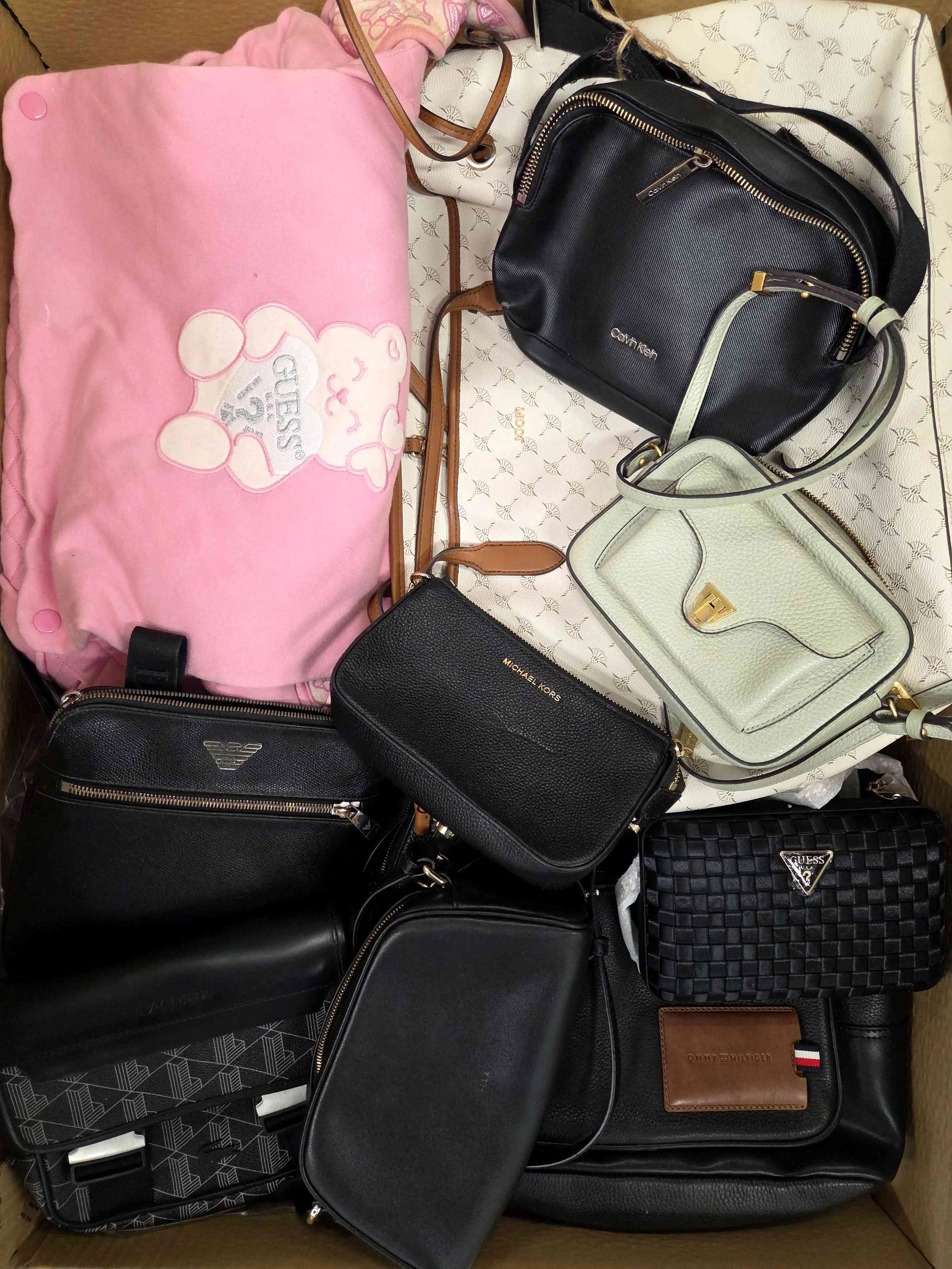 HC1475 3 The picture shows a package with accessories in the category HC.