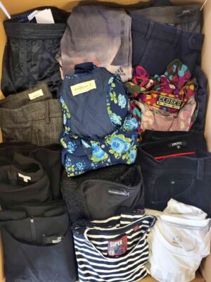 The photo shows a package with clothing in the category U.