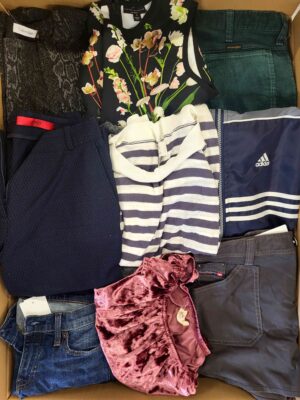 The photo shows a package with clothing in the category U.