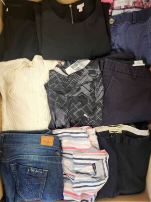 The photo shows a package with clothing in the category U.