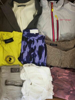 The photo shows a package with clothing in the category U.