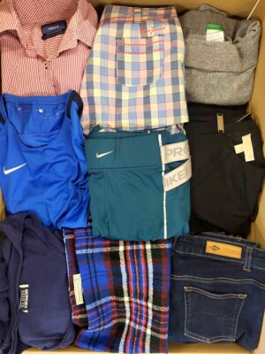 The photo shows a package with clothing in the category U.