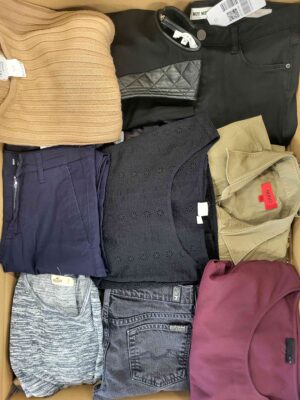 The photo shows a package with clothing in the category U.