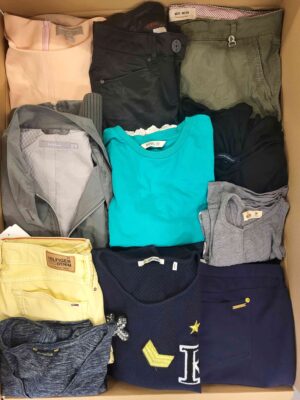 The photo shows a package with clothing in the category U.