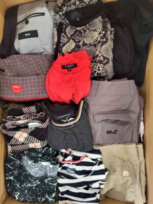The photo shows a package with clothing in the category U.