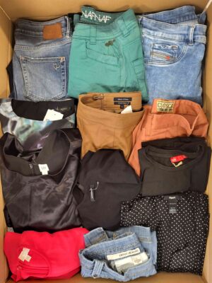 The photo shows a package with clothing in the category U.
