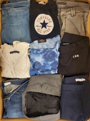 The photo shows a package with clothing in the category U.